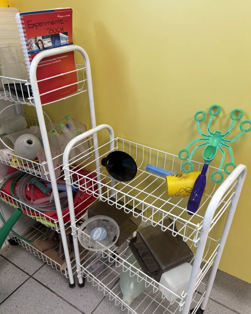 Wassertisch und Materialien zum Experimentieren